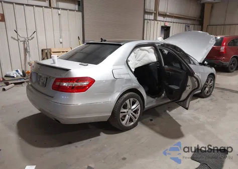 2011 Mercedes-Benz E 350 4Matic z USA, uszkodzony, nr VIN WDDHF8HB2BA325421